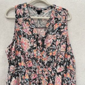 Torrid Women's Sz 3 Sleeveless Blouse Floral Design pockets tonic rayon